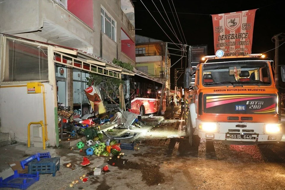 Halk Otobüsü Markete Daldı: 8 Kişi Yaralandı