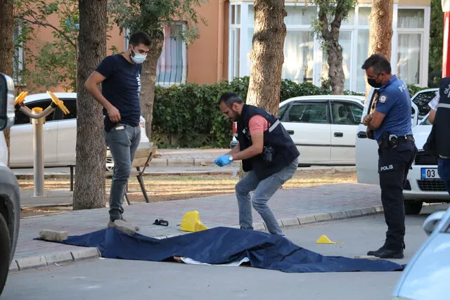 Afyon'da Bir Polis, Eşini ve Ailesini Katlettikten Sonra Canına Kıydı