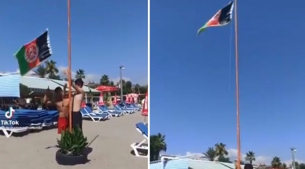 Afganlar, Antalya'daki Bir Plajda Afganistan Bayrağını Göndere Çekti