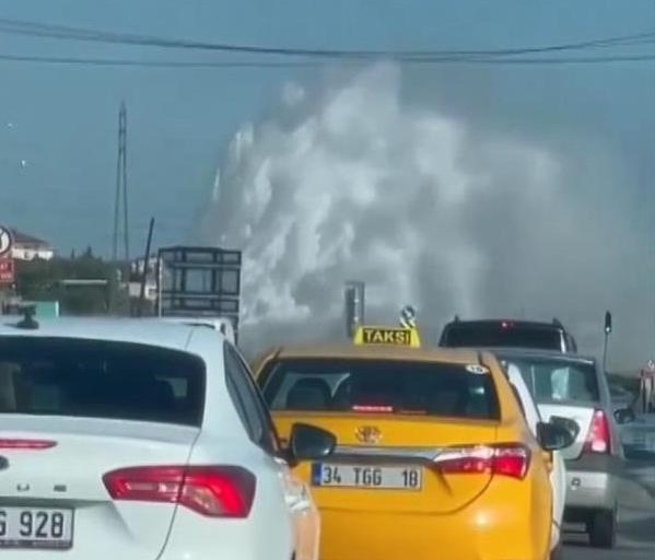 Beylikdüzü'nde İSKİ'ye Ait Su Borusu Patladı
