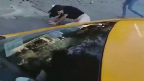 Kadın Seyyar Satıcıya Vuran Zabıtanın İşine Son Verildi
