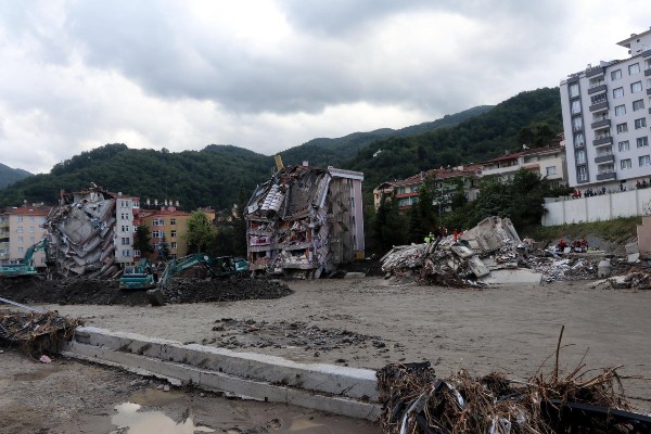 Sel Felaketi Yaşanan Karadeniz'de Can Kaybı 77'ye Yükseldi