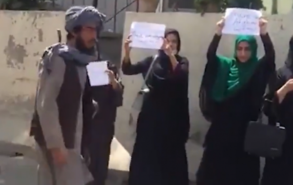 Afganistanlı Kadınlardan Taliban Protestosu