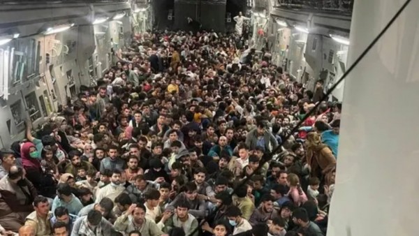 Taliban'dan Kaçmak İsteyen 640 Kişi Bir Kargo Uçağına Sığdı