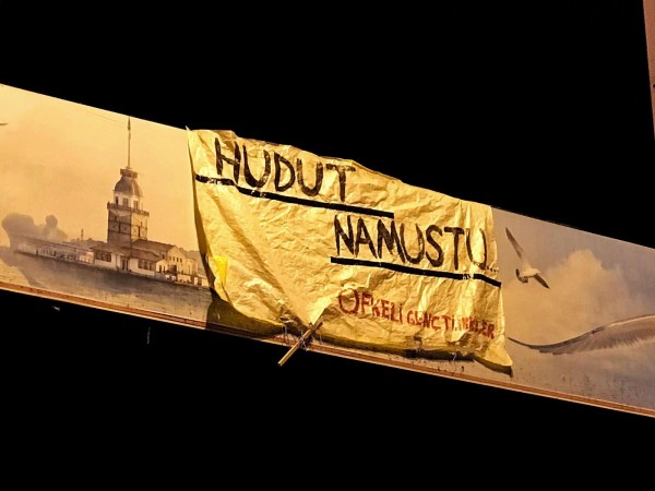 Yasa Dışı Göçmen Karşıtı Pankart Asan 6 Türk Genci Gözaltına Alındı