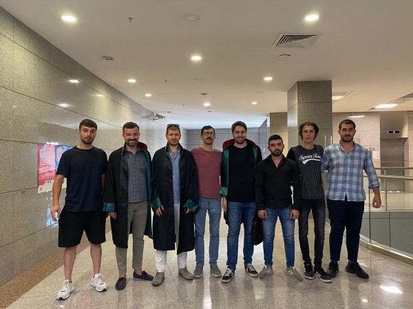 Yasa Dışı Göçmen Karşıtı Pankart Asan 6 Türk Genci Serbest Bırakıldı