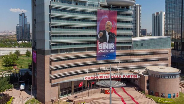 CHP Genel Merkezine 'Sınır Namustur' Pankartı Asıldı