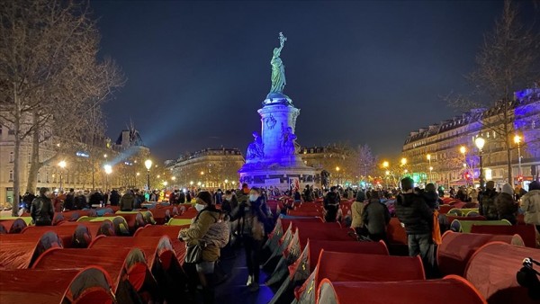 Fransız Polisi Afgan Göçmenleri Biber Gazı ve Coplarla Paris'ten Kovdu