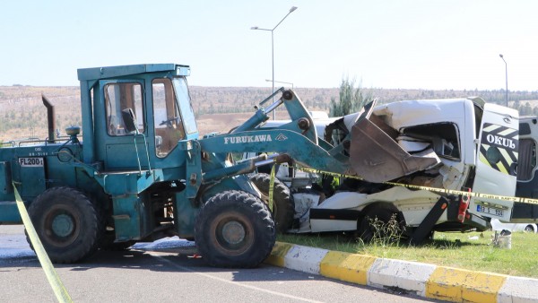İş Makinesi Öğrenci Servisine Çarptı: 13 Yaralı