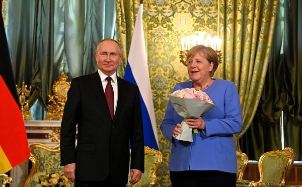 Putin, Merkel ile Olan Görüşmesine Çiçekle Geldi