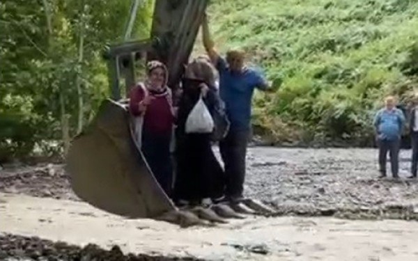 Sel Felaketi Yaşanan Sinop'ta Vatandaşlar Kepçe İle Taşınıyor