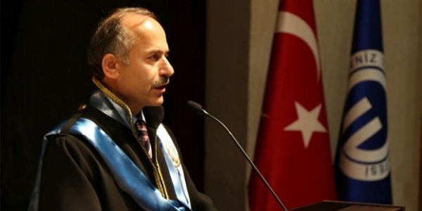Hafız Rektör Makam Odasına Banyo Yaptırıyor