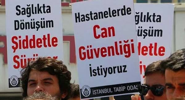 'Çocuğun Kolunu Acıttı' Diyerek Hemşirelere Saldırdılar 