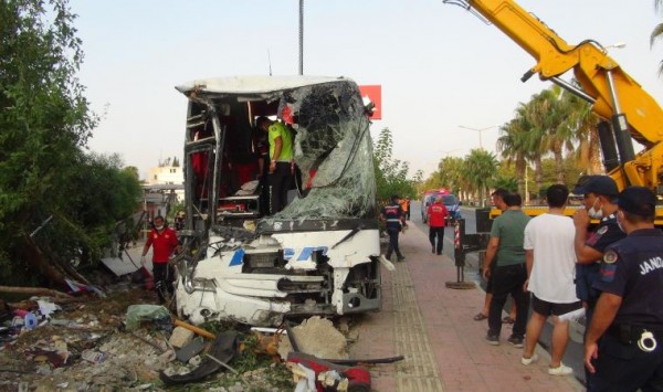 Otobüs Şarampole Yuvarlandı: 33 Yaralı