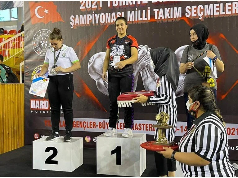 20 Yaşındaki Mevsimlik Tarım İşçisi Türkiye Şampiyonu Oldu