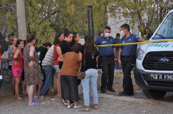 Muğla'da Bir Şahıs Annesini Boğdu ve 15 Yerinden Bıçakladı