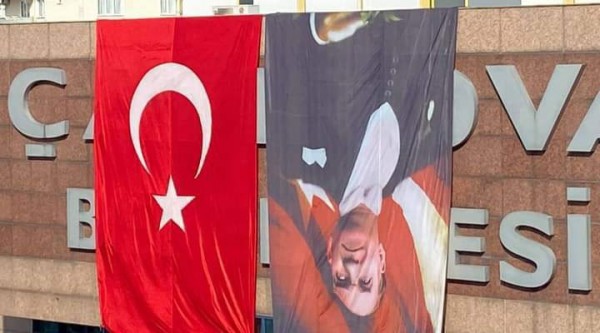 Atatürk’ün Posterini Ters Asan AKP’li Belediye CHP’yi Suçladı