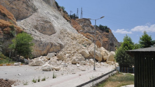Birecik-Halfeti Yolunda Heyelan Meydana Geldi