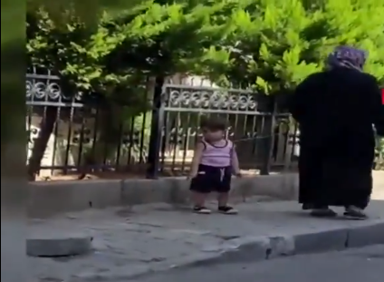 İstanbul'da Bir Kadın Çocuğa İp Bağlayarak Gezdirdi