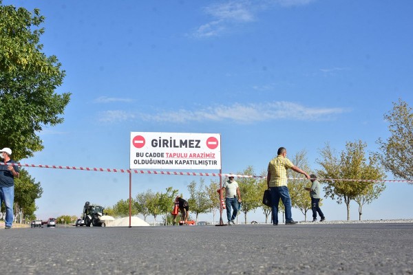 Arsasına Kamulaştırılmadan Yapılan Yolu Kapattı: Sürücüler Geri Döndü