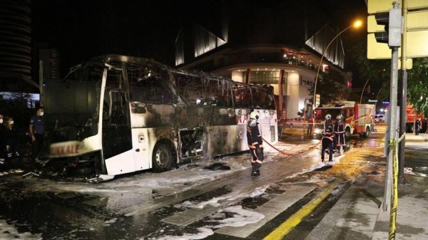 Yolcu Otobüsü Alev Aldı: 1 Ölü, 20 Yaralı