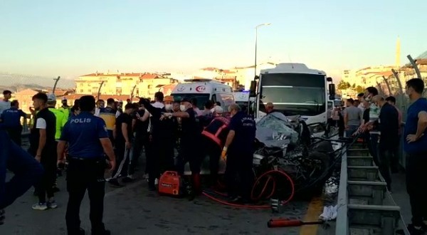 Ankara'da Otomobil ile Servis Çarpıştı: 5 Ölü