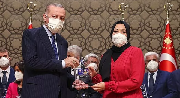 AKP'li Erdoğan 'Medya Ödülleri'ni Dağıttı