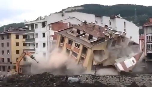 Kastamonu Bozkurt'ta Bir Bina Yıkım Çalışması Esnasında Çöktü