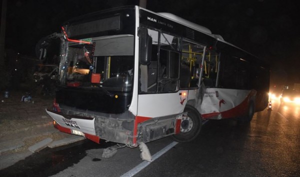 Belediye Otobüsü ile Tır Çarpıştı: 12 Yaralı