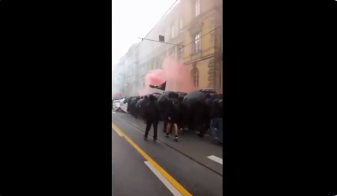 Almanya'nın Leipzig Kentinde Solcu Gruplar Polisle Çatıştı