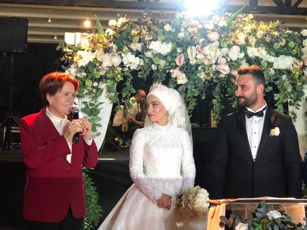 Akşener Bir Düğüne Katıldı: Çocuk Sayısına Karışmıyoruz
