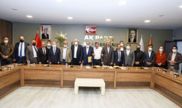 İYİ Parti Erzurum'da Toplu İstifa: Törenle AKP'ye Katıldılar