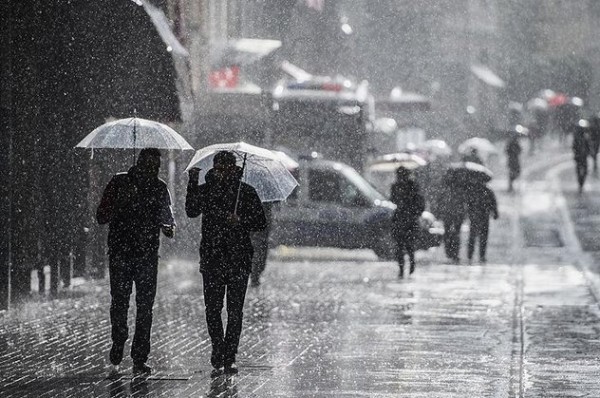 Meteoroloji'den Sel Uyarısı: Sıcaklıklar 10-12 Derece Düşecek