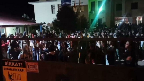 4 Kız Öğrenci KYK Yurdundan Çıkarıldı: Öğrenciler Tepki Gösterdi!