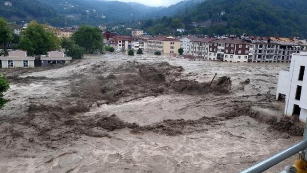 Batı ve Doğu Karadeniz İçin Sel ve Heyelan Uyarısı Yapıldı