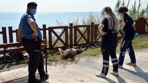 Antalya'da Bir Kadın Parkta Fıskiye İle Duş Aldı