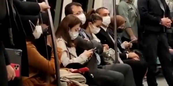 İBB Başkanı İmamoğlu Metroyla Taksim'e Gitti