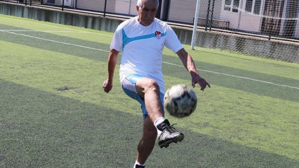 72 Yaşındaki Amatör Futbolcu Sahalara Dönüyor