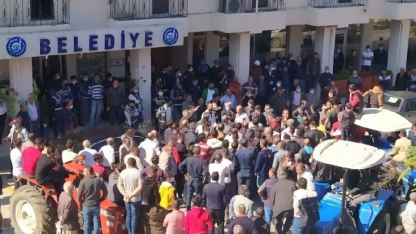 AKP'li Belediyeyi Taşlayan 6 Kişi Tutuklandı