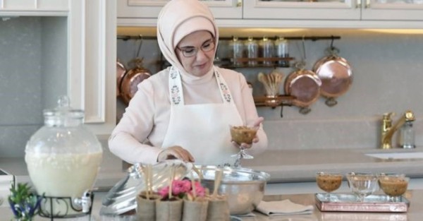 Millet Çöpten Yemek Topluyor, Saraylı Mango Tavsiye Ediyor