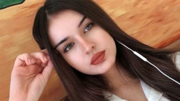 Oğlunun Sevgilisine Fotoğraflarla Şantaj Yaptı
