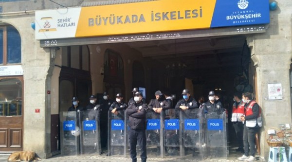İBB Ekiplerinin İBB Binasına Girişi Polis Tarafından Engellendi