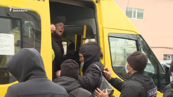 Kazak Polisi Soykırımı Protesto Eden Uygurları Tutukladı