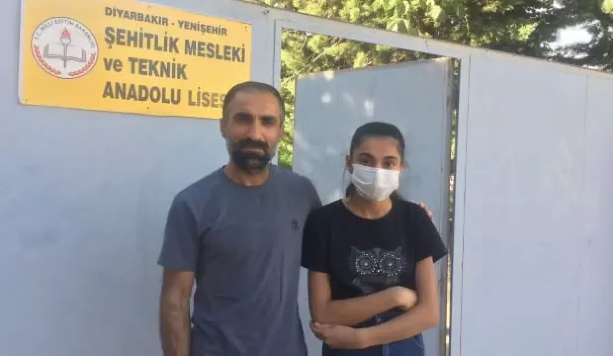 Okul Müdürü, Üniforma Alamayan Öğrenciyi Liseye Almadı