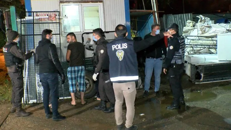 Kahraman Türk Polisinden Kağıt Toplayıcılara Baskın 