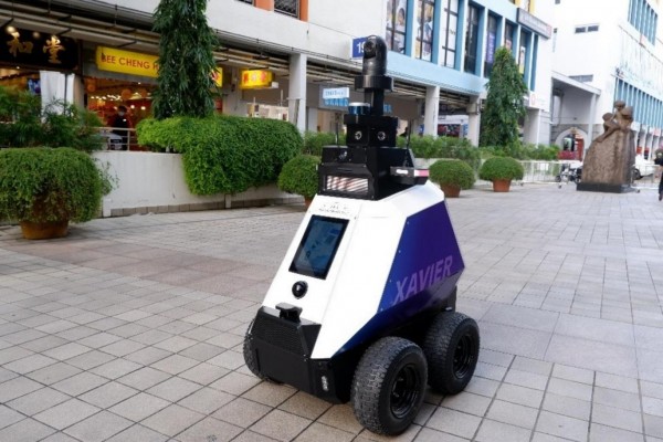 Singapur'da Devriye Robotlar Sokaklarda