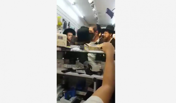 Dindar Yahudiler Akıllı Telefon Alan Genci Dövdü