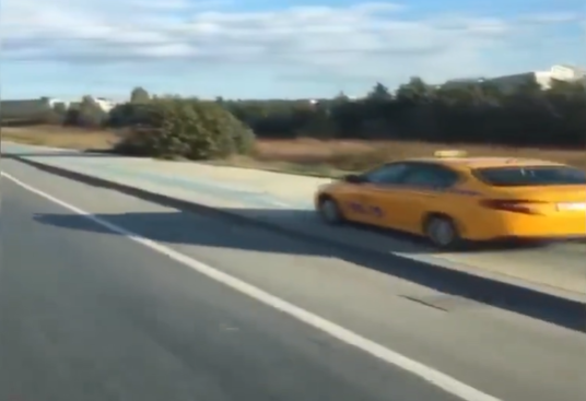 Bir Taksi Kaldırımda Giderken Yayadan Korna İle Yol İstedi