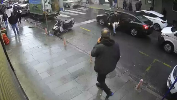 Trafiğin Ortasında Durup İş Yerine Kurşun Yağdırdı