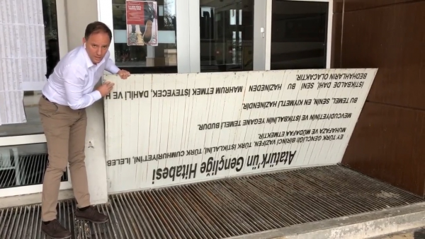 'Gençliğe Hitabe' Valiliğin Önünde Ayaklar Altına Serildi